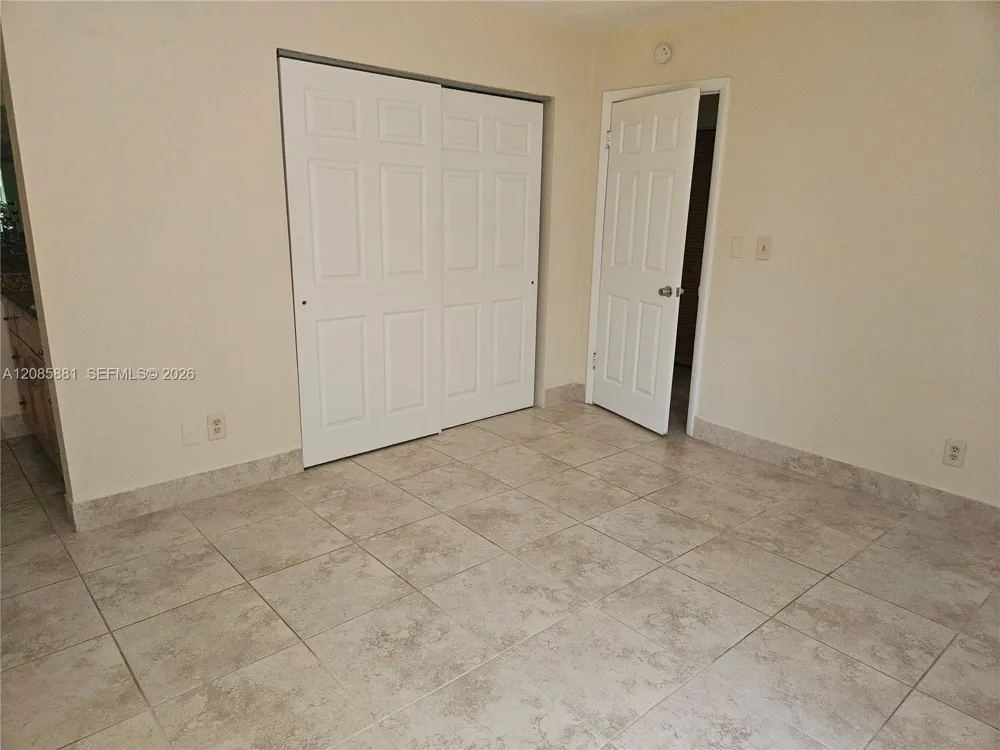 2500 NE 193rd St #2502 Miami, FL 33180