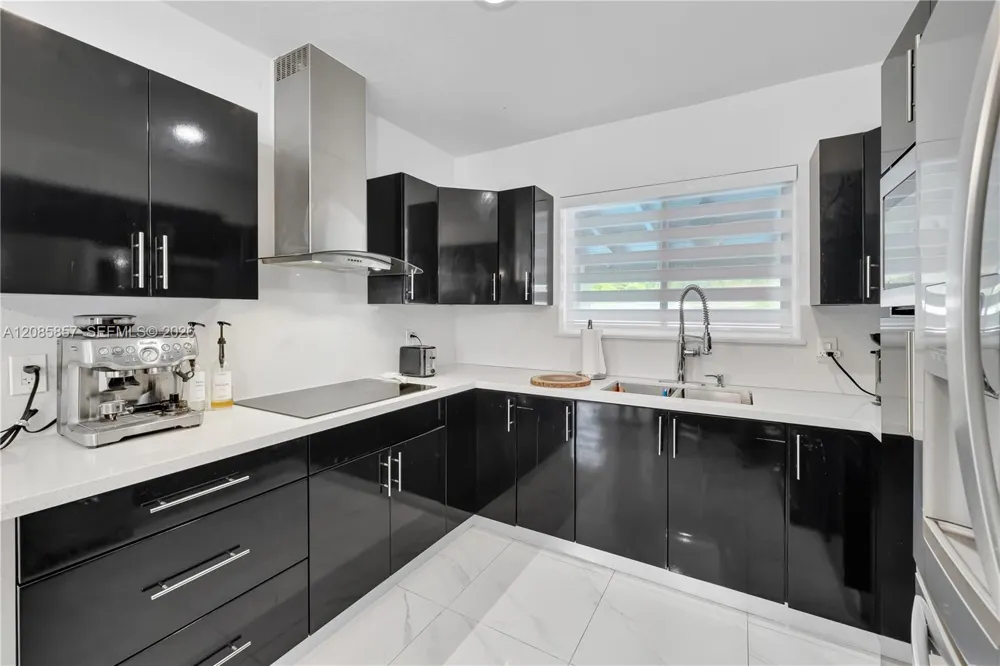 9365 SW 44th St Miami, FL 33165