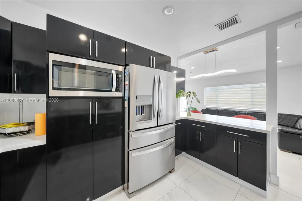 9365 SW 44th St Miami, FL 33165