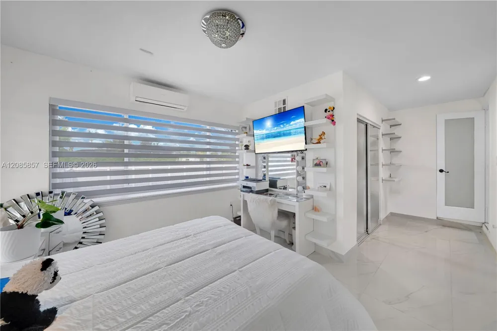 9365 SW 44th St Miami, FL 33165