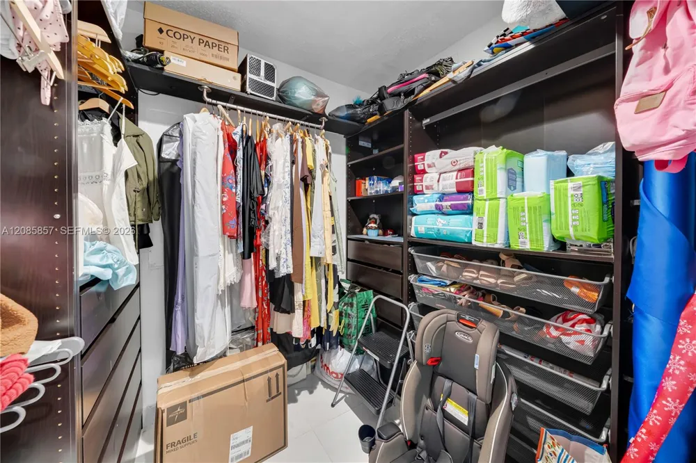 9365 SW 44th St Miami, FL 33165