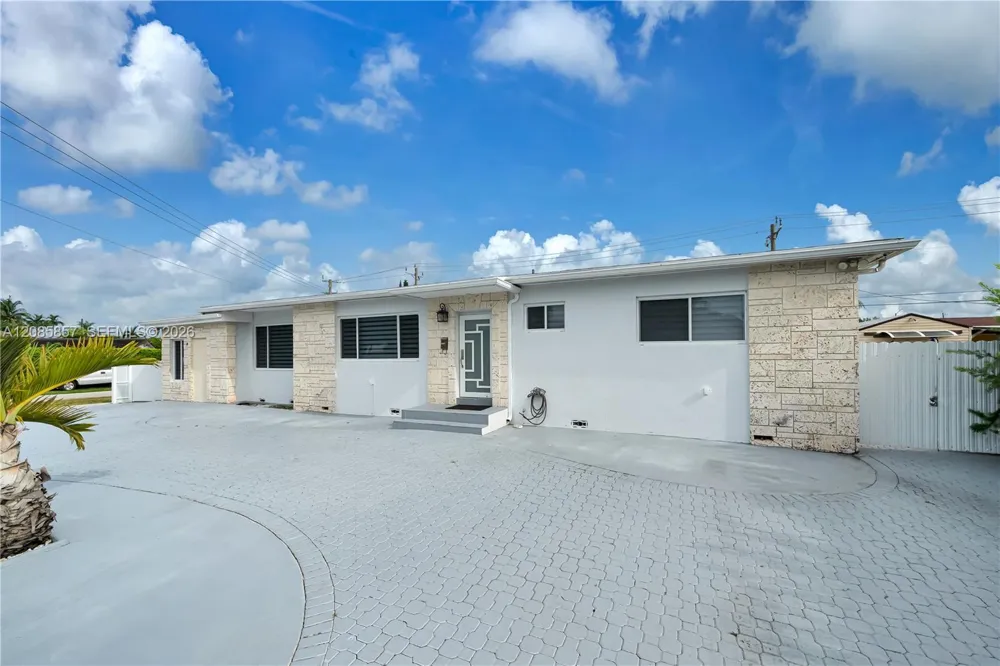 9365 SW 44th St Miami, FL 33165