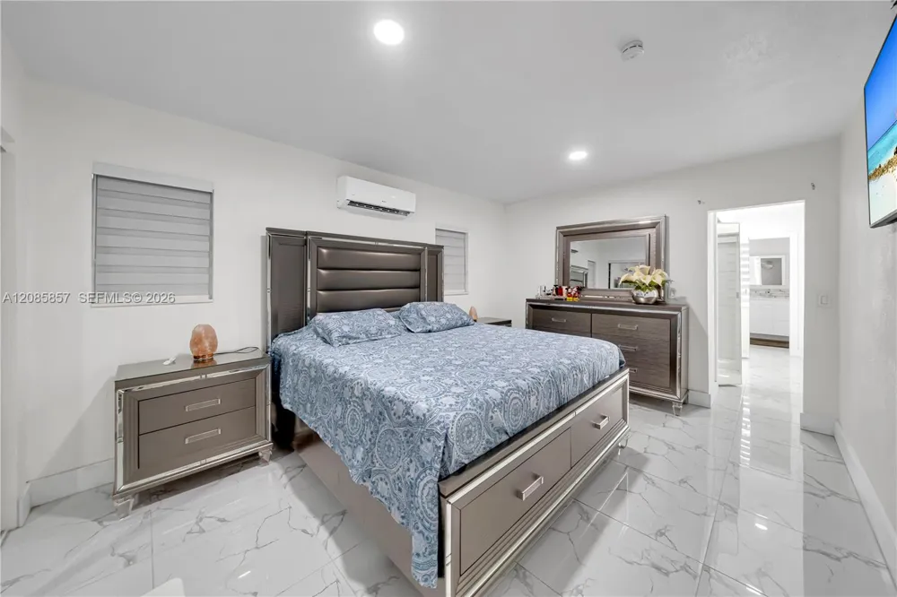 9365 SW 44th St Miami, FL 33165