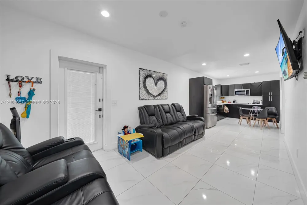 9365 SW 44th St Miami, FL 33165