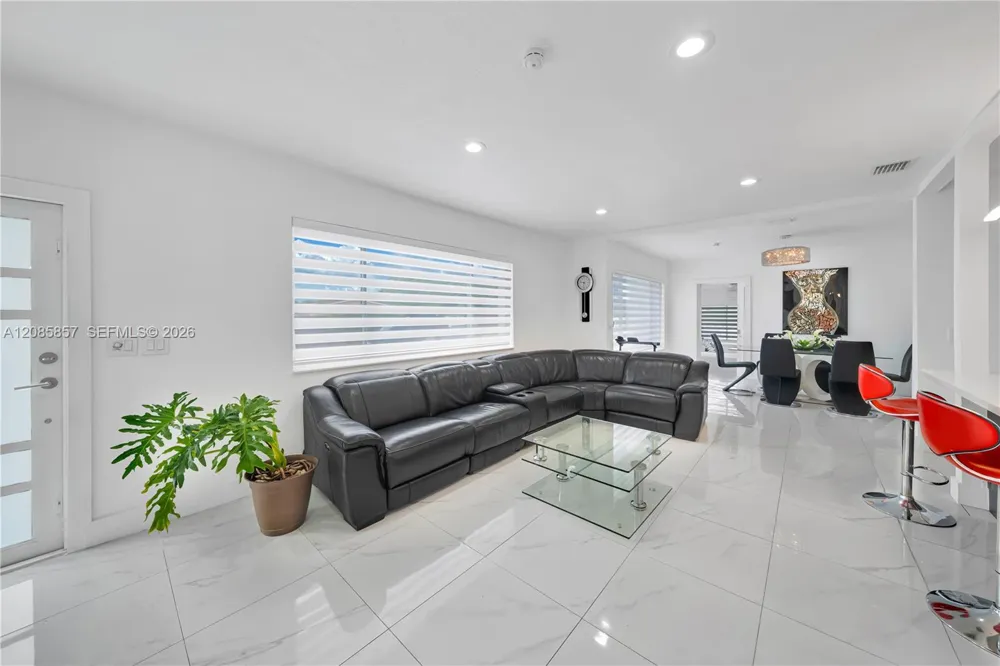 9365 SW 44th St Miami, FL 33165