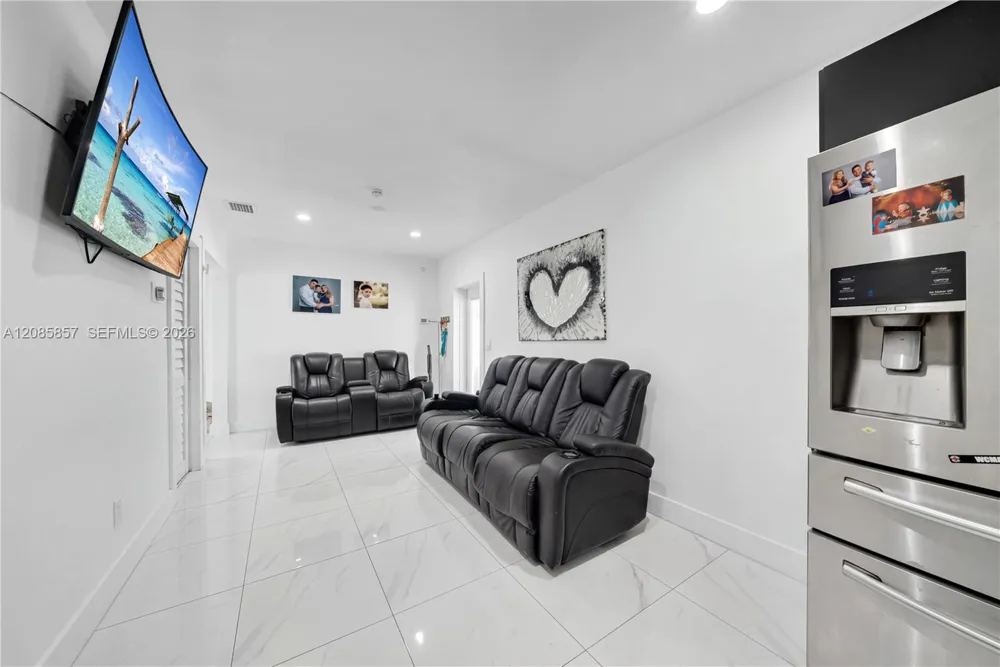 9365 SW 44th St Miami, FL 33165