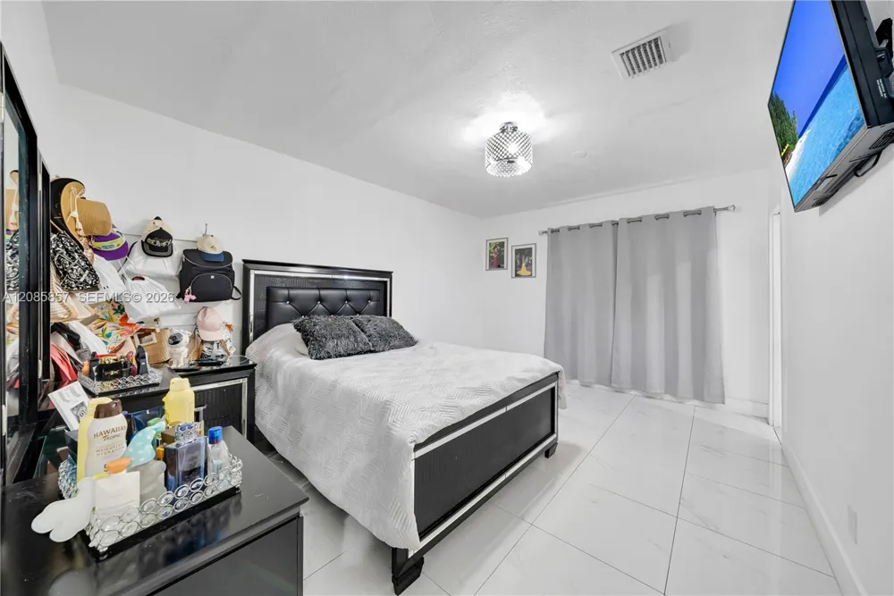 9365 SW 44th St Miami, FL 33165