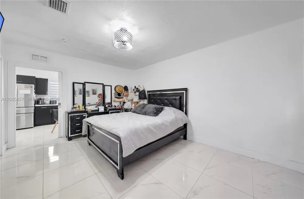 9365 SW 44th St Miami, FL 33165