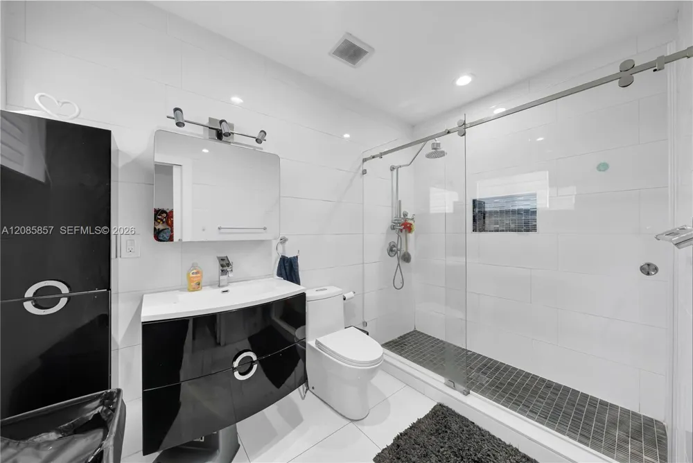 9365 SW 44th St Miami, FL 33165