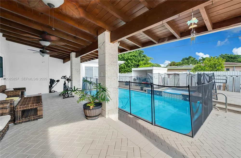 9365 SW 44th St Miami, FL 33165