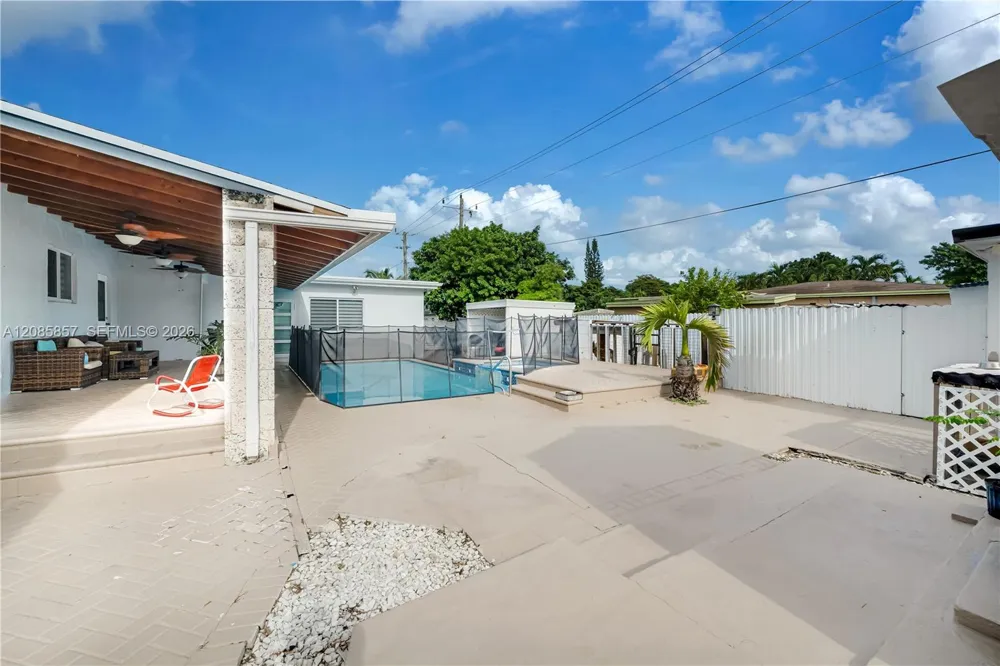 9365 SW 44th St Miami, FL 33165