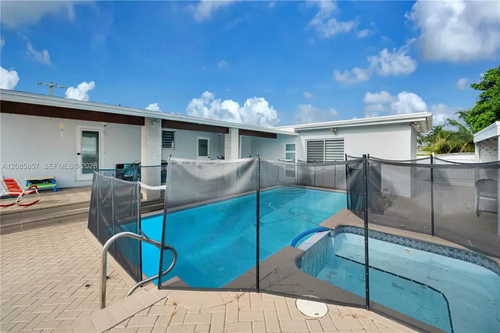 9365 SW 44th St Miami, FL 33165