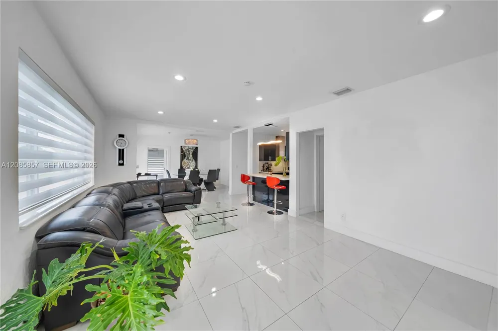 9365 SW 44th St Miami, FL 33165