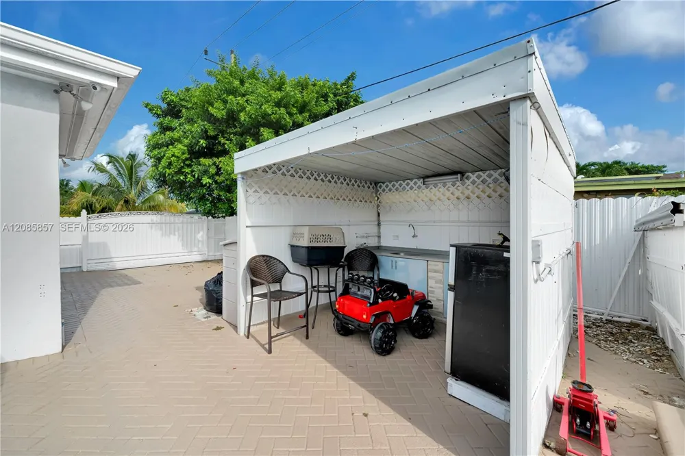 9365 SW 44th St Miami, FL 33165