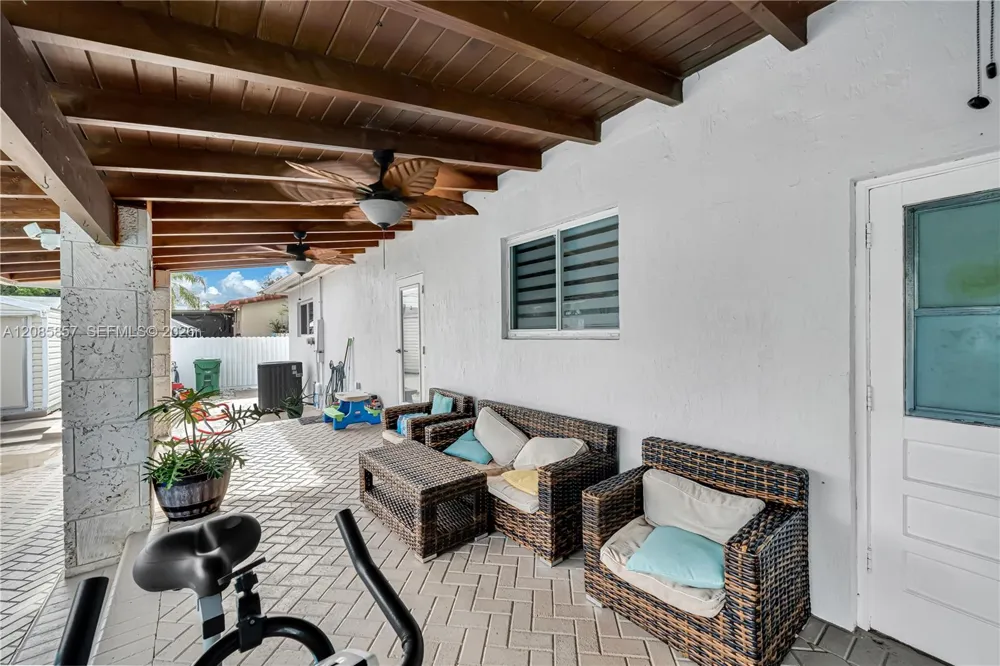 9365 SW 44th St Miami, FL 33165