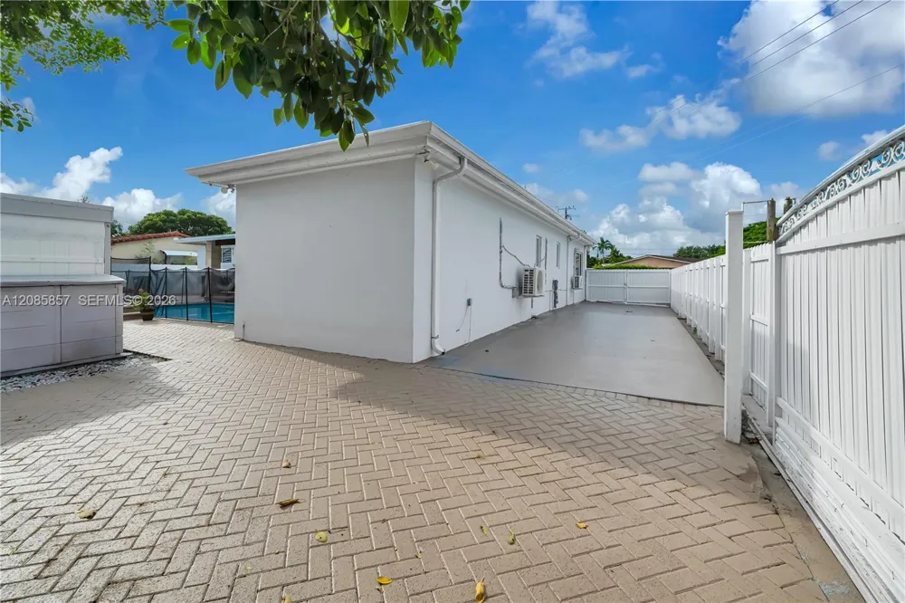 9365 SW 44th St Miami, FL 33165