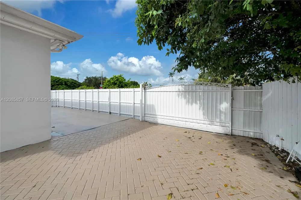 9365 SW 44th St Miami, FL 33165