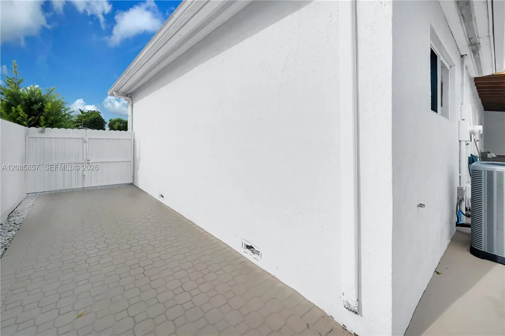 9365 SW 44th St Miami, FL 33165