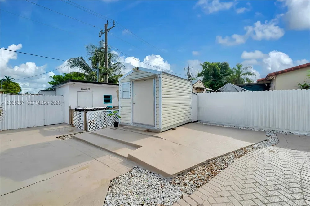 9365 SW 44th St Miami, FL 33165