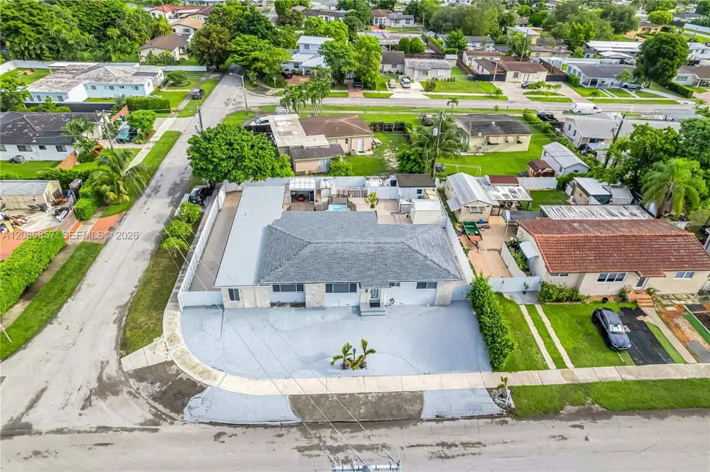 9365 SW 44th St Miami, FL 33165