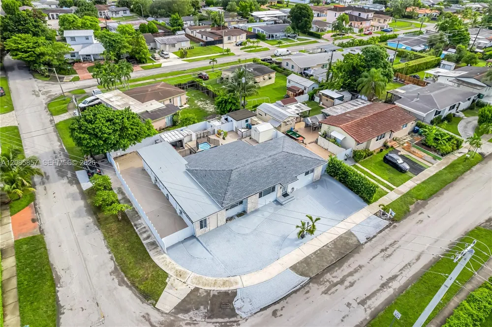 9365 SW 44th St Miami, FL 33165