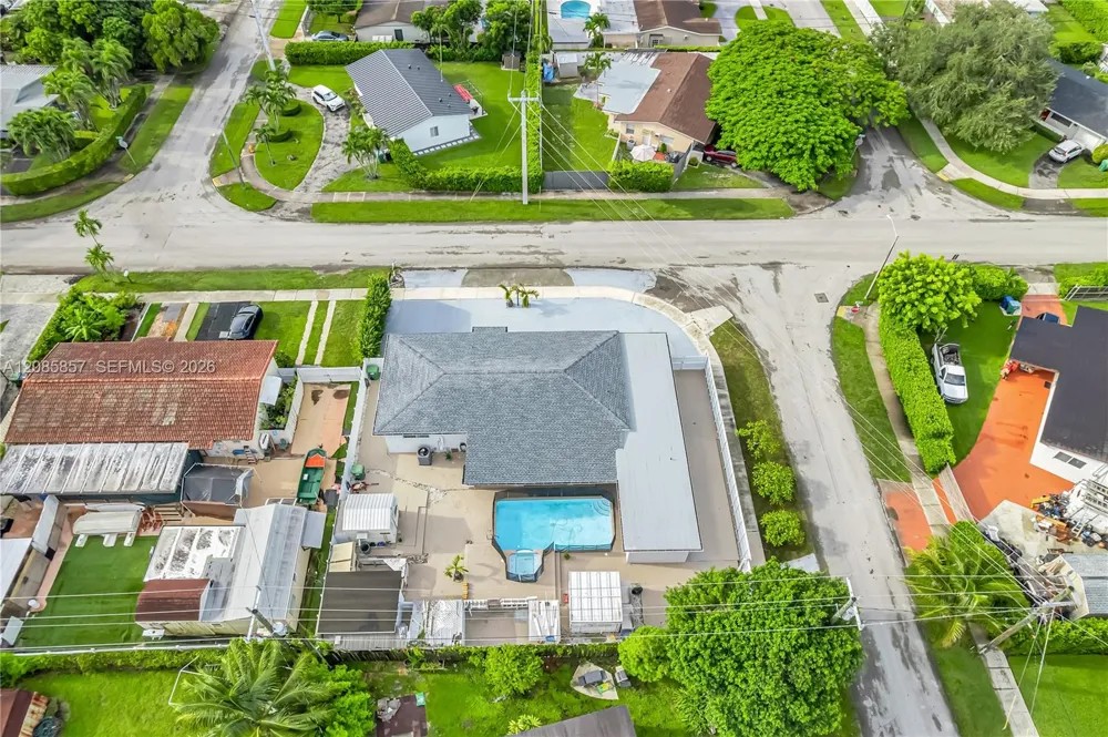 9365 SW 44th St Miami, FL 33165