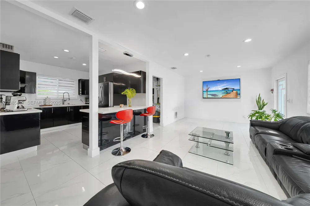 9365 SW 44th St Miami, FL 33165