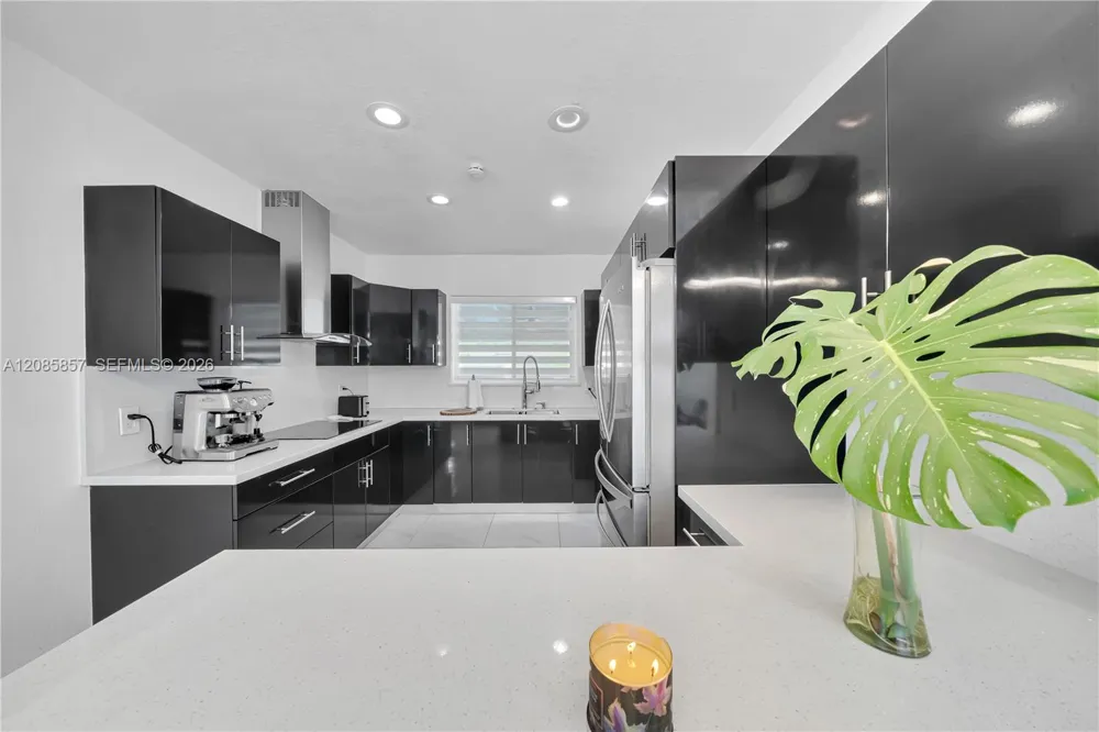 9365 SW 44th St Miami, FL 33165
