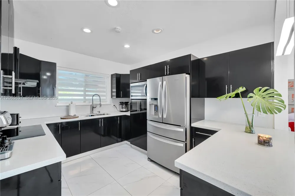 9365 SW 44th St Miami, FL 33165