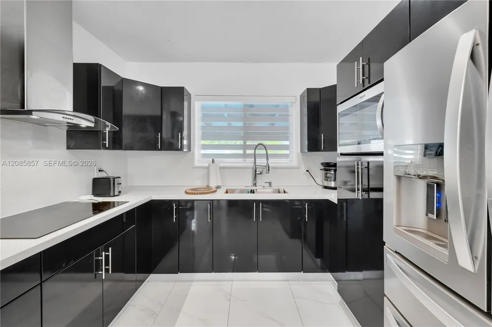 9365 SW 44th St Miami, FL 33165