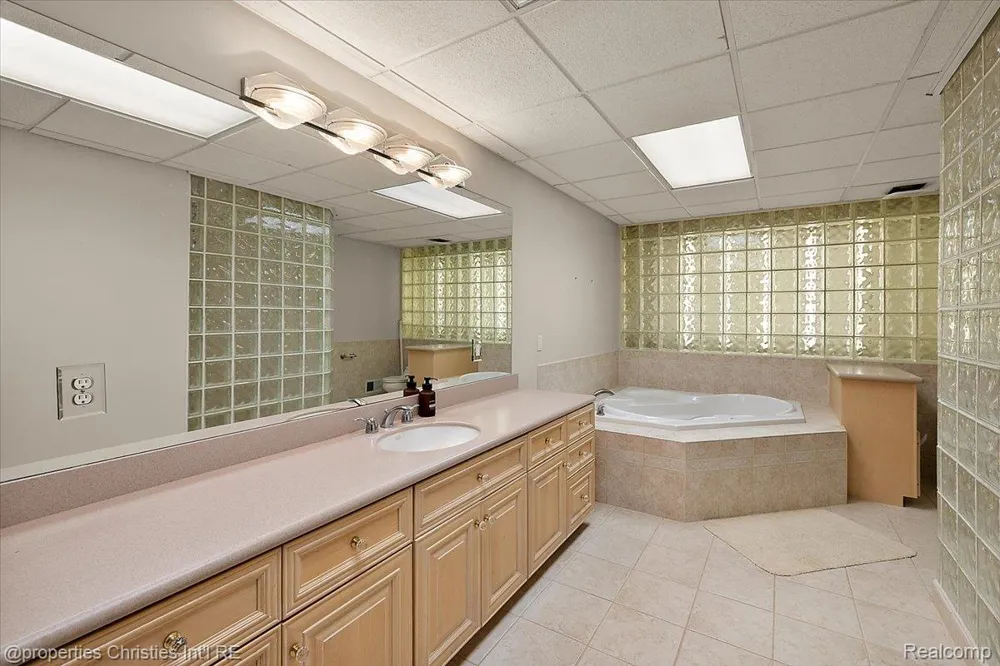 1315 Maryland Highland Charter Township, MI 48380
