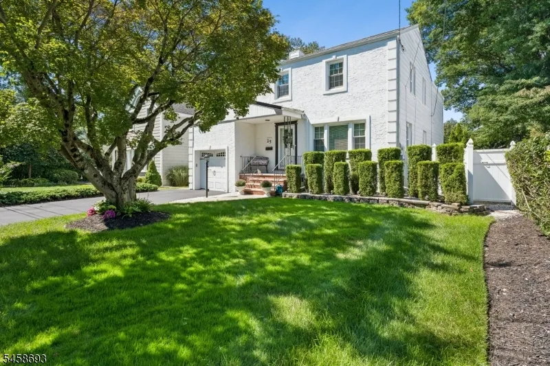 25 Swan Rd Livingston, NJ 07039