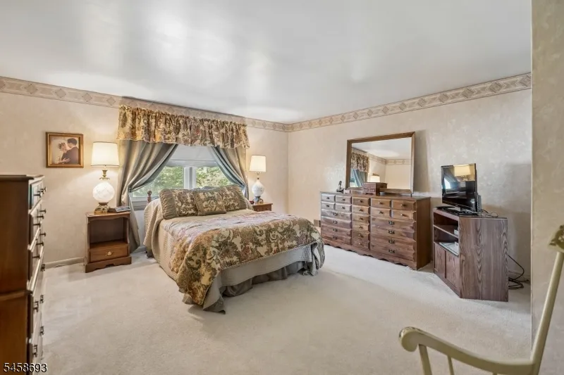 25 Swan Rd Livingston, NJ 07039