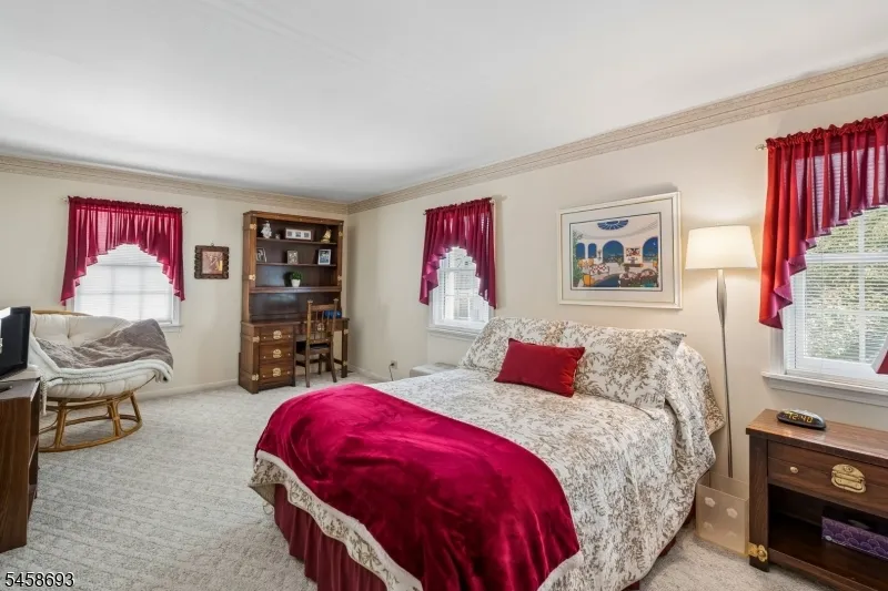 25 Swan Rd Livingston, NJ 07039