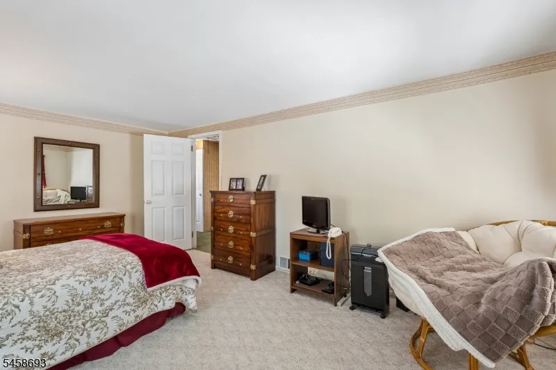 25 Swan Rd Livingston, NJ 07039