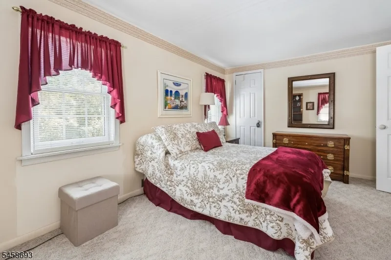 25 Swan Rd Livingston, NJ 07039