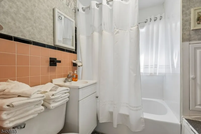 25 Swan Rd Livingston, NJ 07039