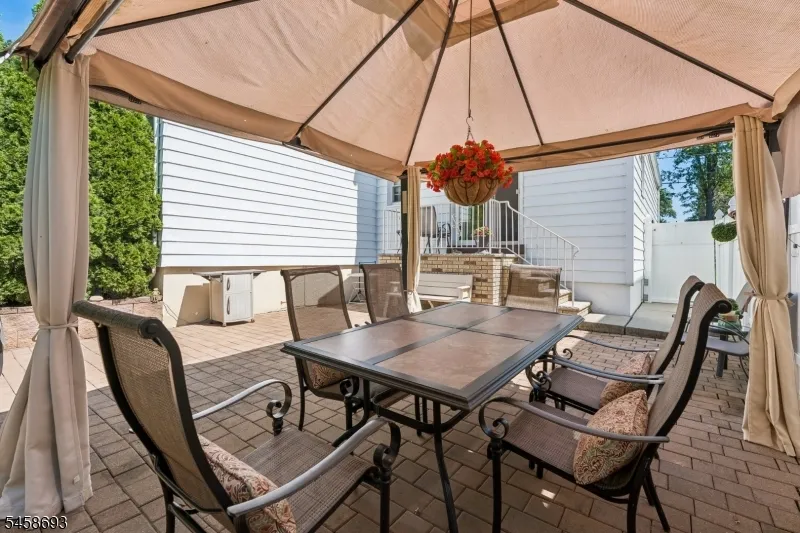 25 Swan Rd Livingston, NJ 07039