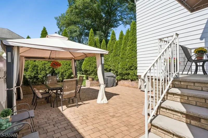 25 Swan Rd Livingston, NJ 07039