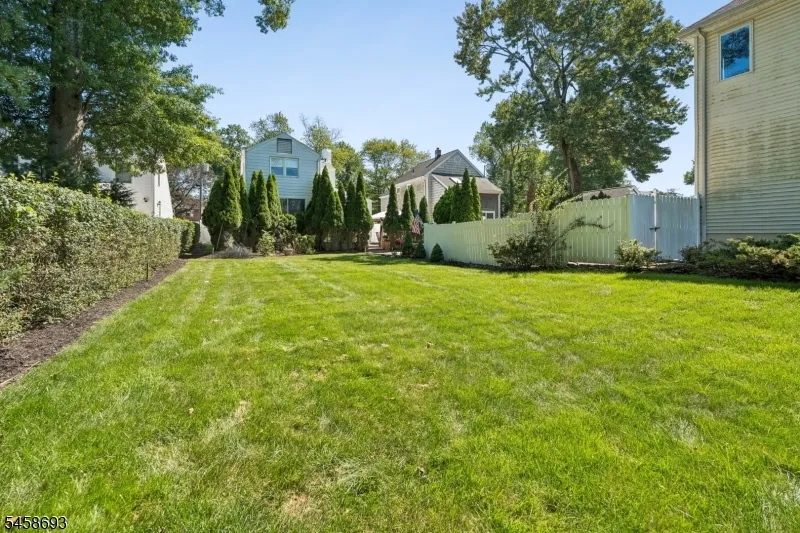 25 Swan Rd Livingston, NJ 07039