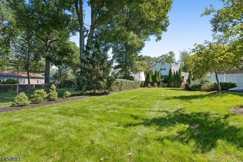 25 Swan Rd Livingston, NJ 07039