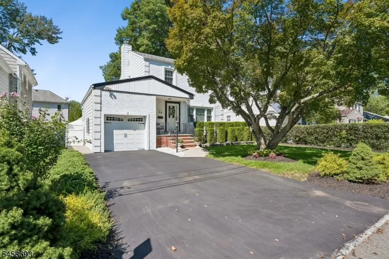 25 Swan Rd Livingston, NJ 07039