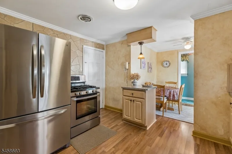 25 Swan Rd Livingston, NJ 07039