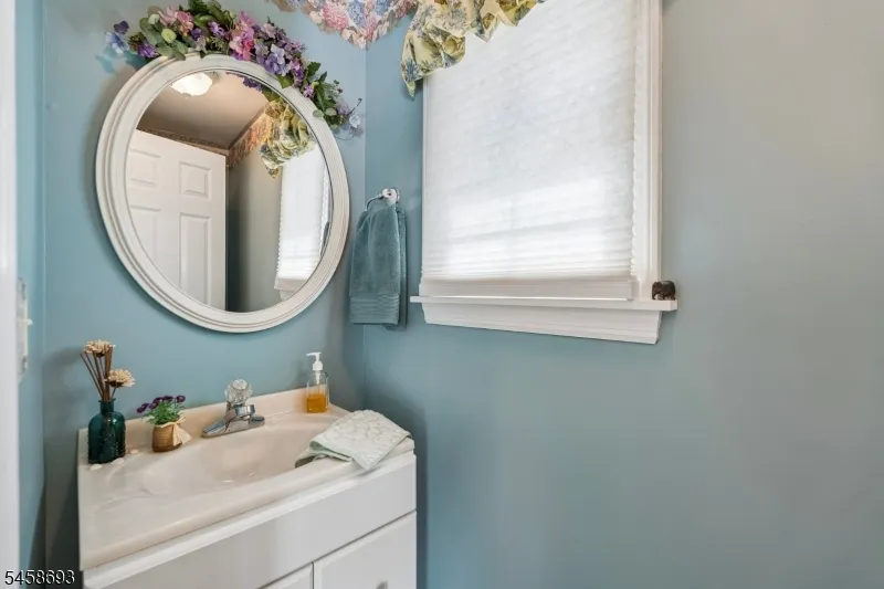 25 Swan Rd Livingston, NJ 07039