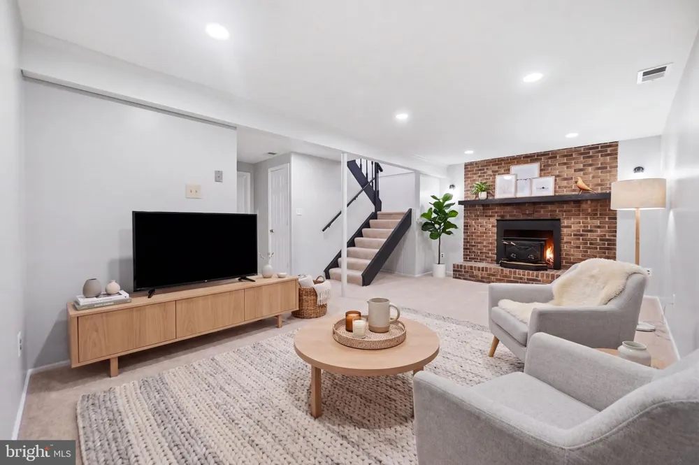142 FAIRFIELD DRIVE Frederick, MD 21702
