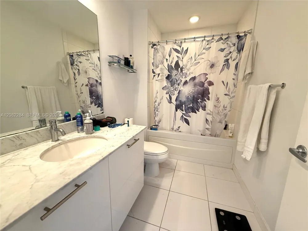 950 Brickell Bay Dr #5202 Miami, FL 33131