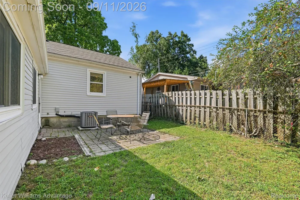 8114 Locklin Lane Commerce Charter Township, MI 48382