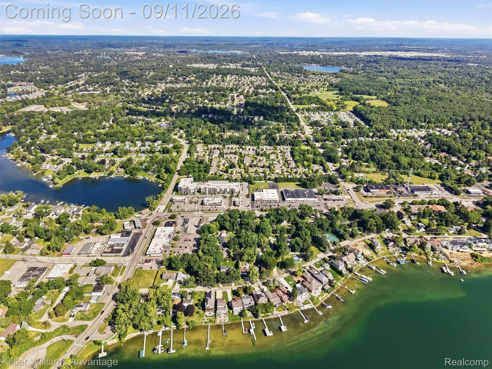 8114 Locklin Lane Commerce Charter Township, MI 48382