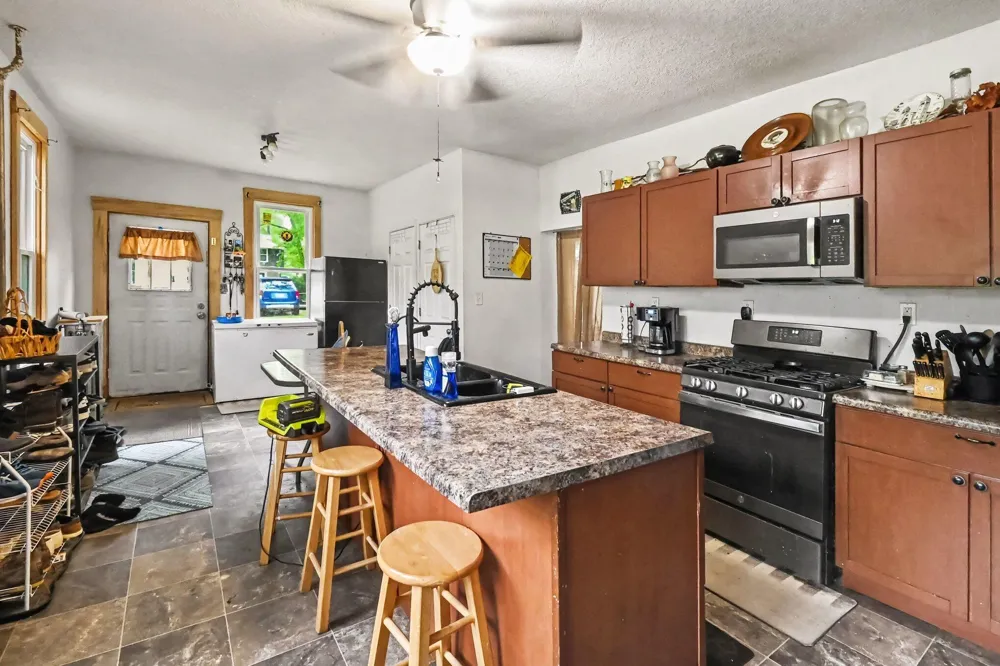 939 Maple Avenue Jackson, MI 49203