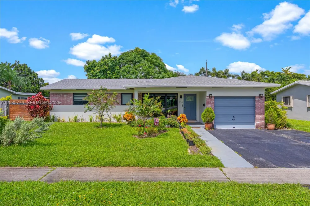 1126 E Hawthorne Cir Hollywood, FL 33021